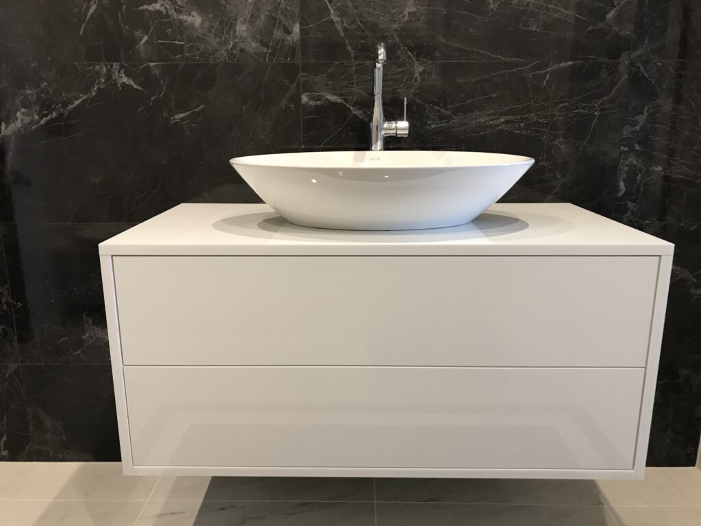 Szafka łazienkowa z białego akrylu